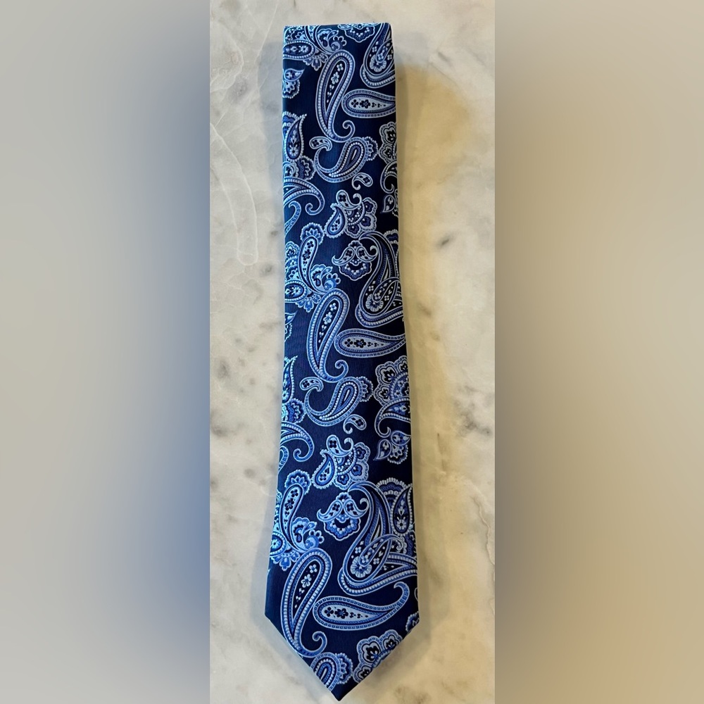 BRIONI Gorgeous 100%Silk Navy and Blue Paisley Tie-Excellent Condition